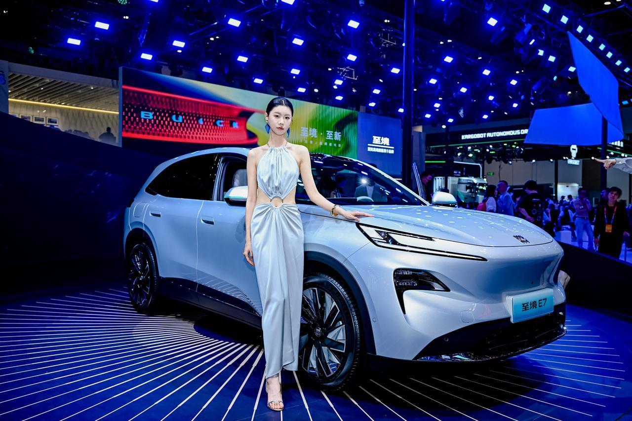 北京车展观众日开放后，我又去了一趟别克展台。跟媒体日不同，今天来的基本都是真实的