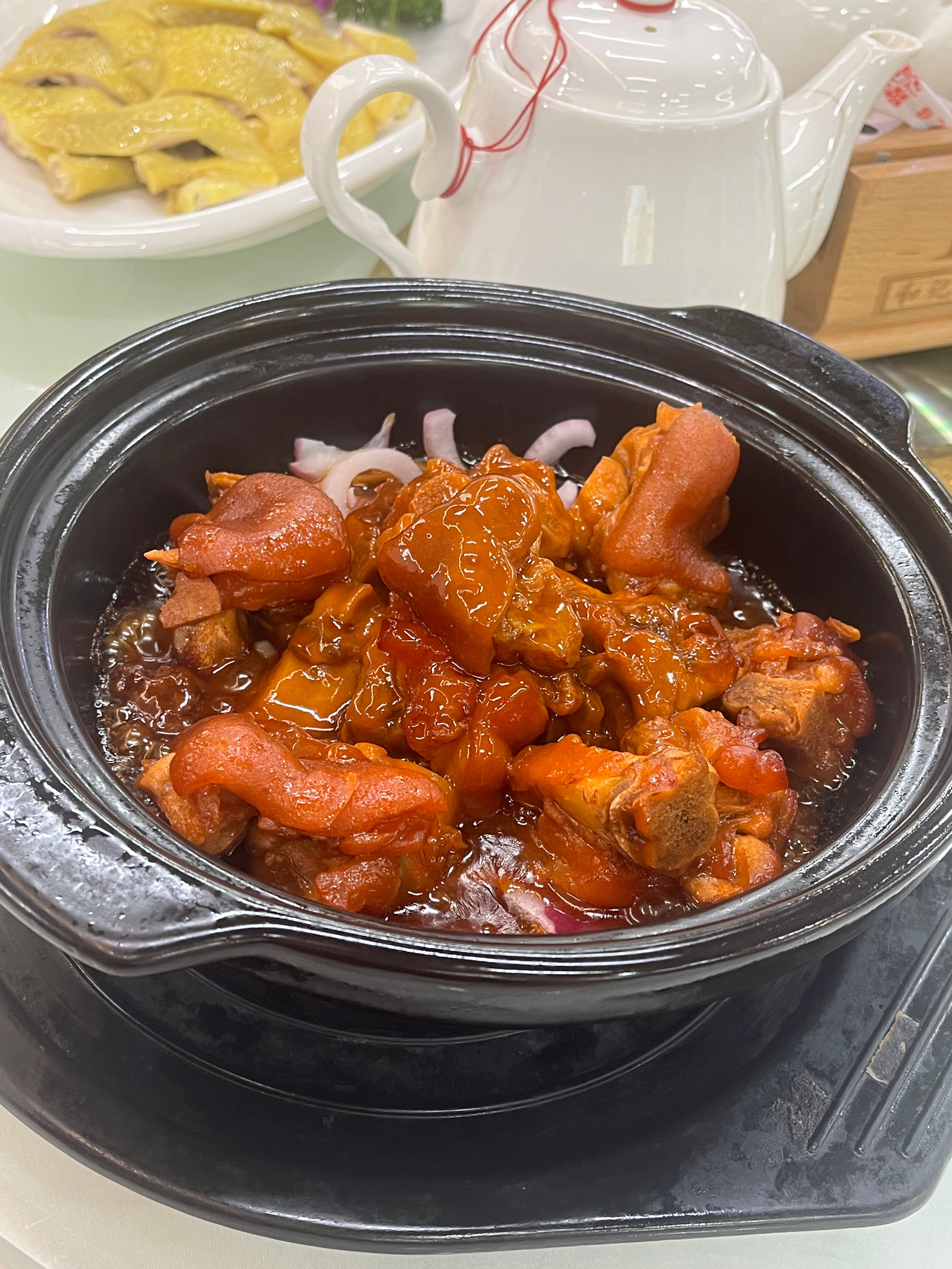 昨天邻居阿姨请吃饭，来到了上九东这家和记湛江鸡🐔白切鸡🐔鸡肉还不错，肉质很嫩