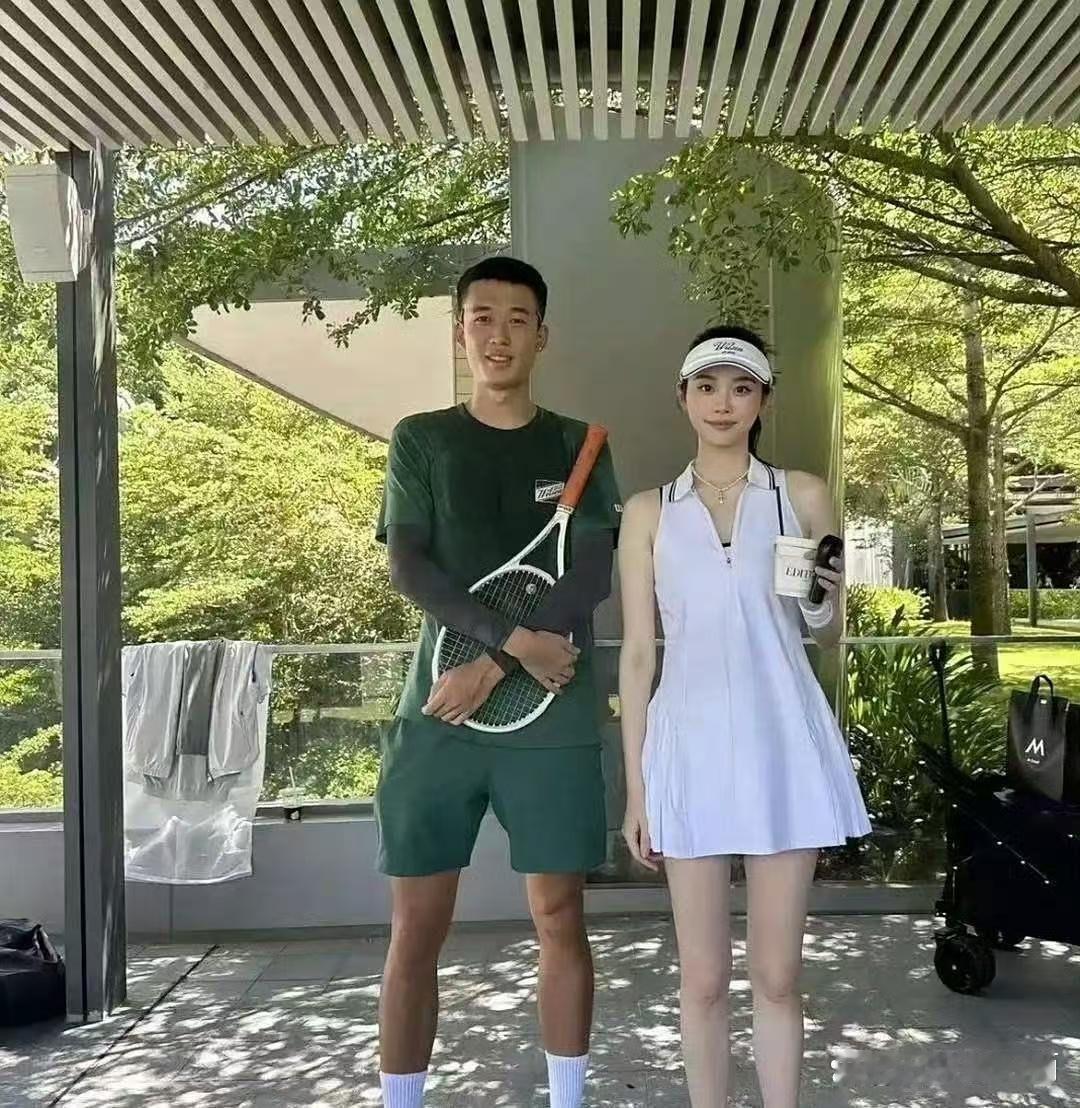 奚梦瑶真的越来越好看了，五官精致，皮肤白的发光