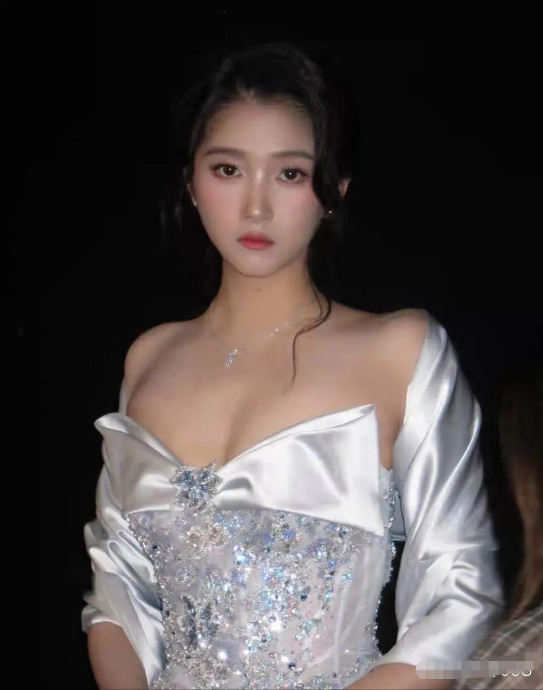 关晓彤，这次有变化了，以前露腿，现在开始秀身材咯。