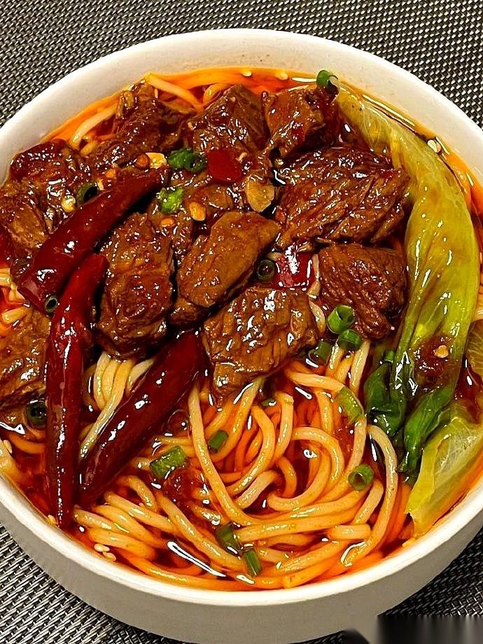 把面条当成高血压的罪魁祸首，这事儿吧，就跟怪车祸赖马路修得太直一样离谱。真的。