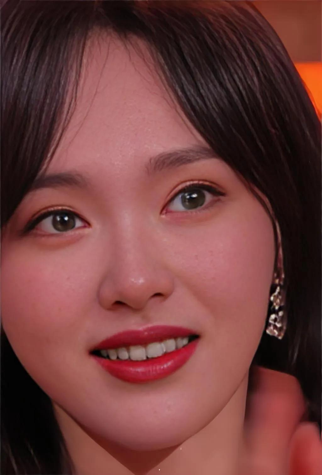 唐嫣这状态也太绝了！怼脸近拍完全没在怕的。暖光衬得皮肤透着自然红晕，眉眼软乎乎