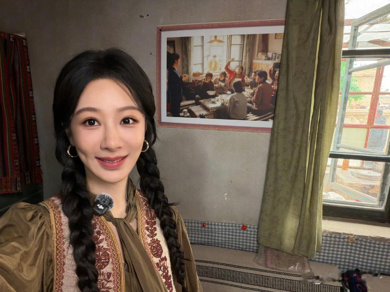 1.赵丽颖的审美一直都不太行，那些被吐槽土的礼服也是自己挑选，并不存在团队或者妆