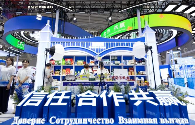 当所有人都在死盯着大国之间是不是又要拉帮结派搞阵营对抗时，东方大国却用一招教科书