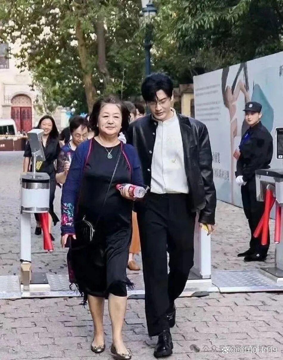 46岁的黄晓明携70岁母亲亮相，母子同框尽显优雅默契。褪去'油腻感'的他用低调行