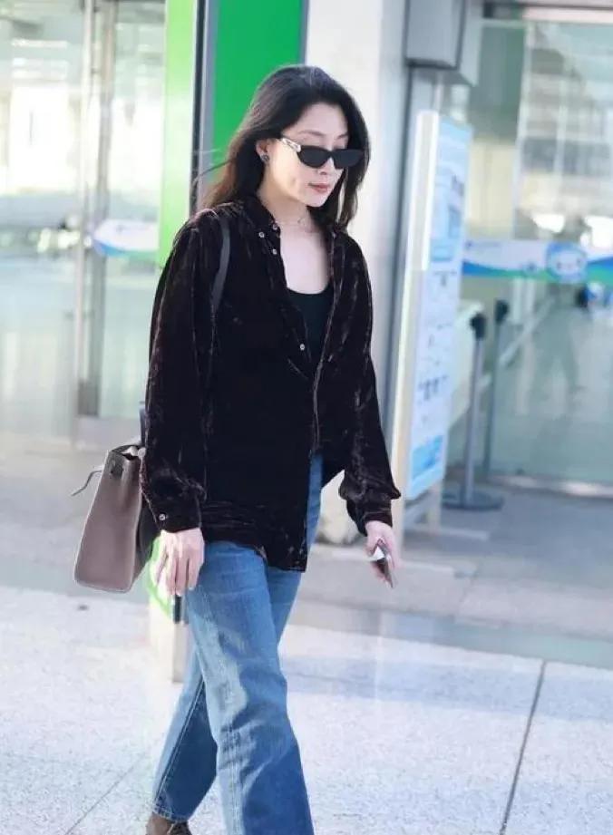 谁懂啊！刷到殷桃的机场图，我直接被美到失语！45岁演过杨贵妃的她，“幸福肥”后