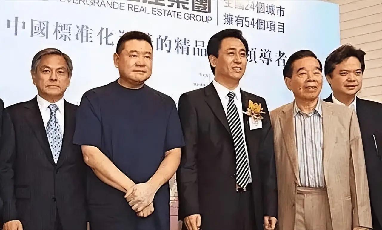 许家印的5位贵人，现在都怎么样了？许家印出生在河南农村，母亲在他小时候就去世