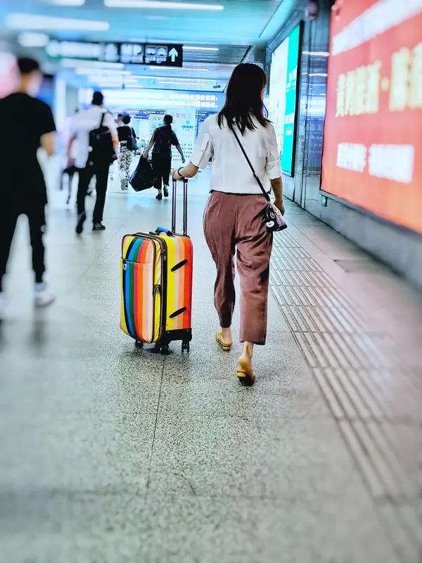 春节假期甫过，三亚就因“天价机票”登上热搜。离岛机票价格动辄以万元起，与进岛时数