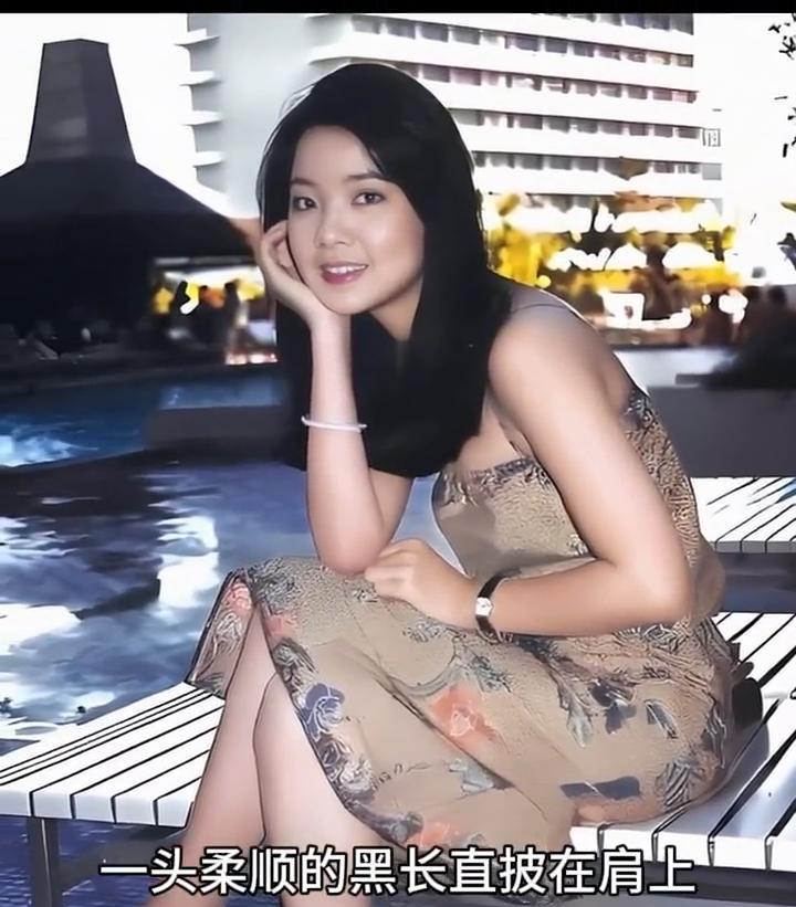 这是她年轻时候的照片。1米67的个子，身材匀称，比例超好。圆圆的脸蛋很甜美，一头