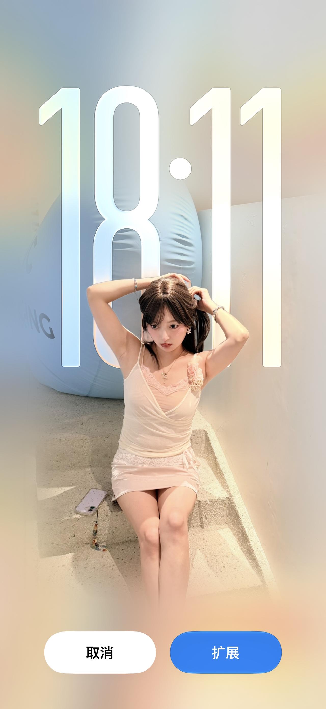 这太有意思了，iOS27可以AI扩图，不过仅限于壁纸设置。试了下确实是联网AI