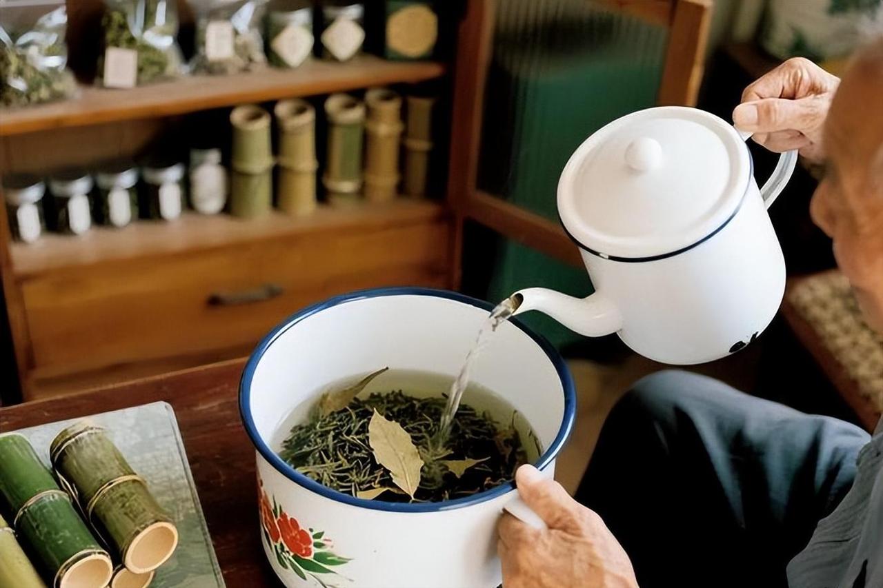 喝茶是许多人日常生活的一部分，对糖尿病患者来说，适量饮茶可能有助于健康管理。长期