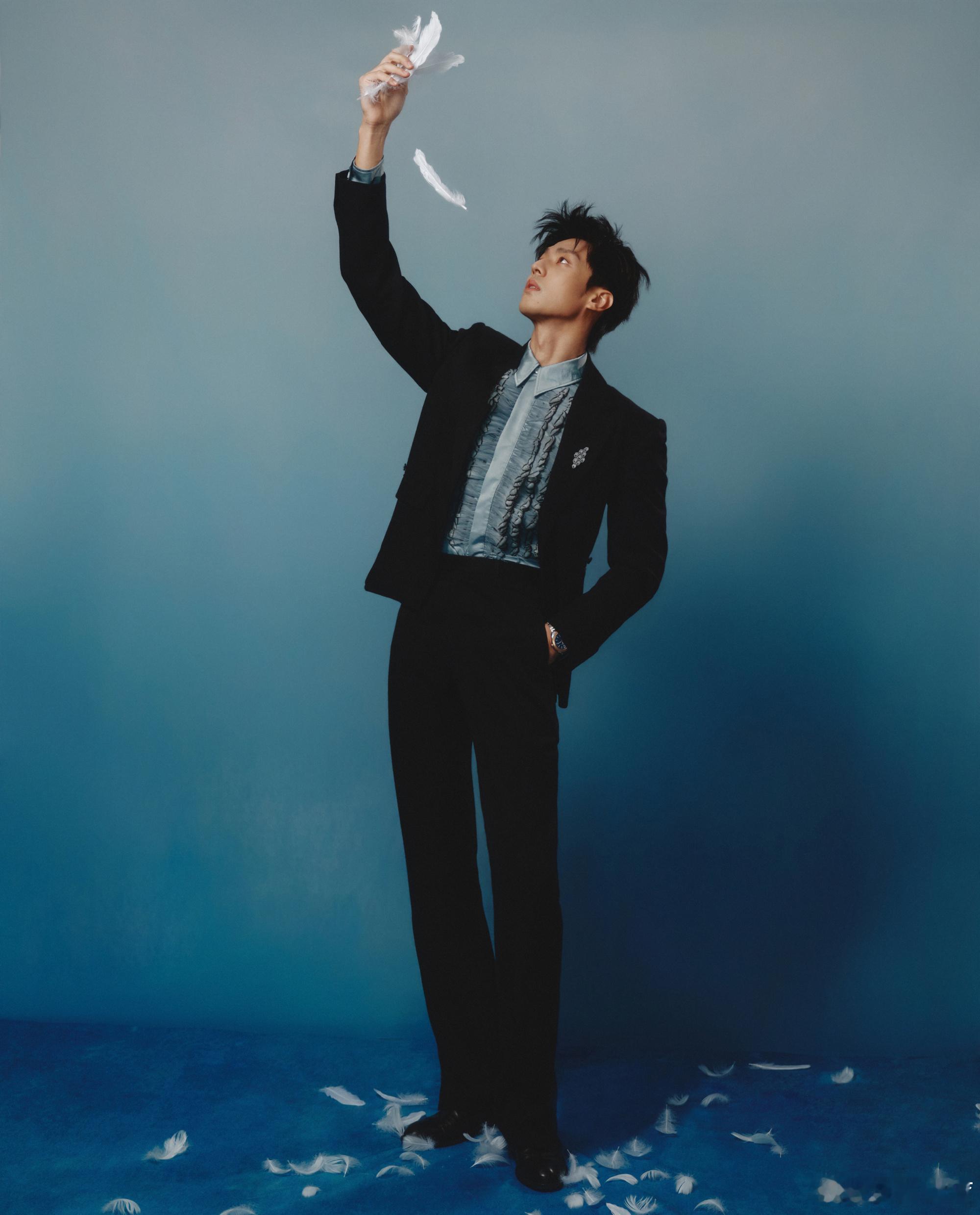 陈靖可不语一味地撒羽毛家人们谁懂啊！陈靖可出发图太绝啦，蓝色羽毛衬衫配羽毛元素，