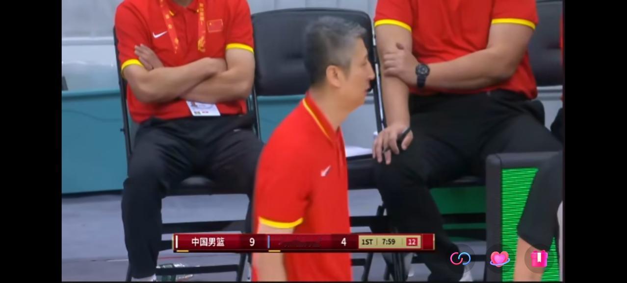 昨晚中国男篮第三节被乌拉圭打了一个1:23，瞬间崩盘。在这段时间里，中国队只靠罚