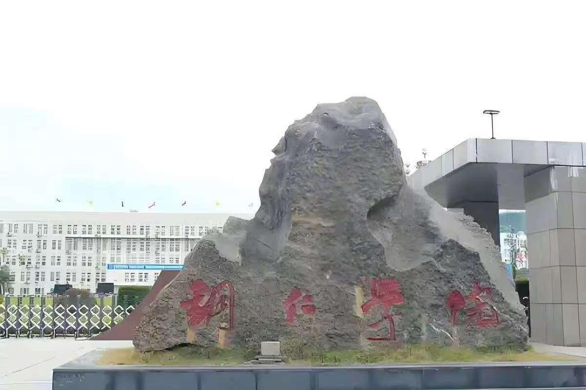 十年寒窗苦读，就是这个结果吗？铜仁学院一个学生，因为学校的一个制度就跳湖轻生了。