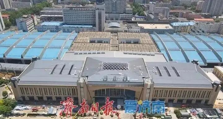 济南火车站北站房已经封顶，有消息说9月份启用。南边的天龙大厦清晰可见。从图