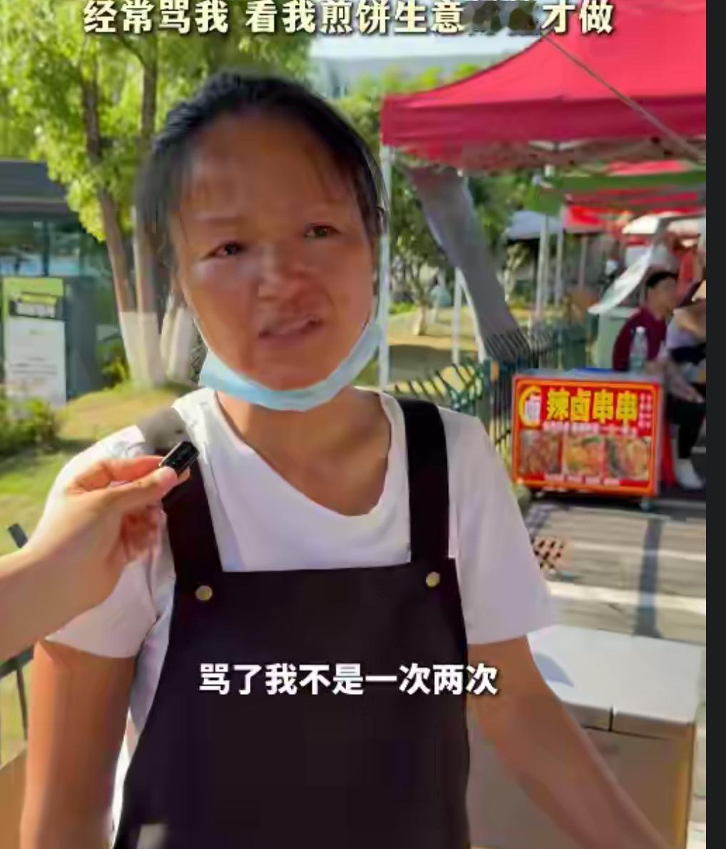 长沙煎饼阿姨哭诉称：他一个人占两个摊位，他自己占的位置不摆，我刚挪好的位置他就来
