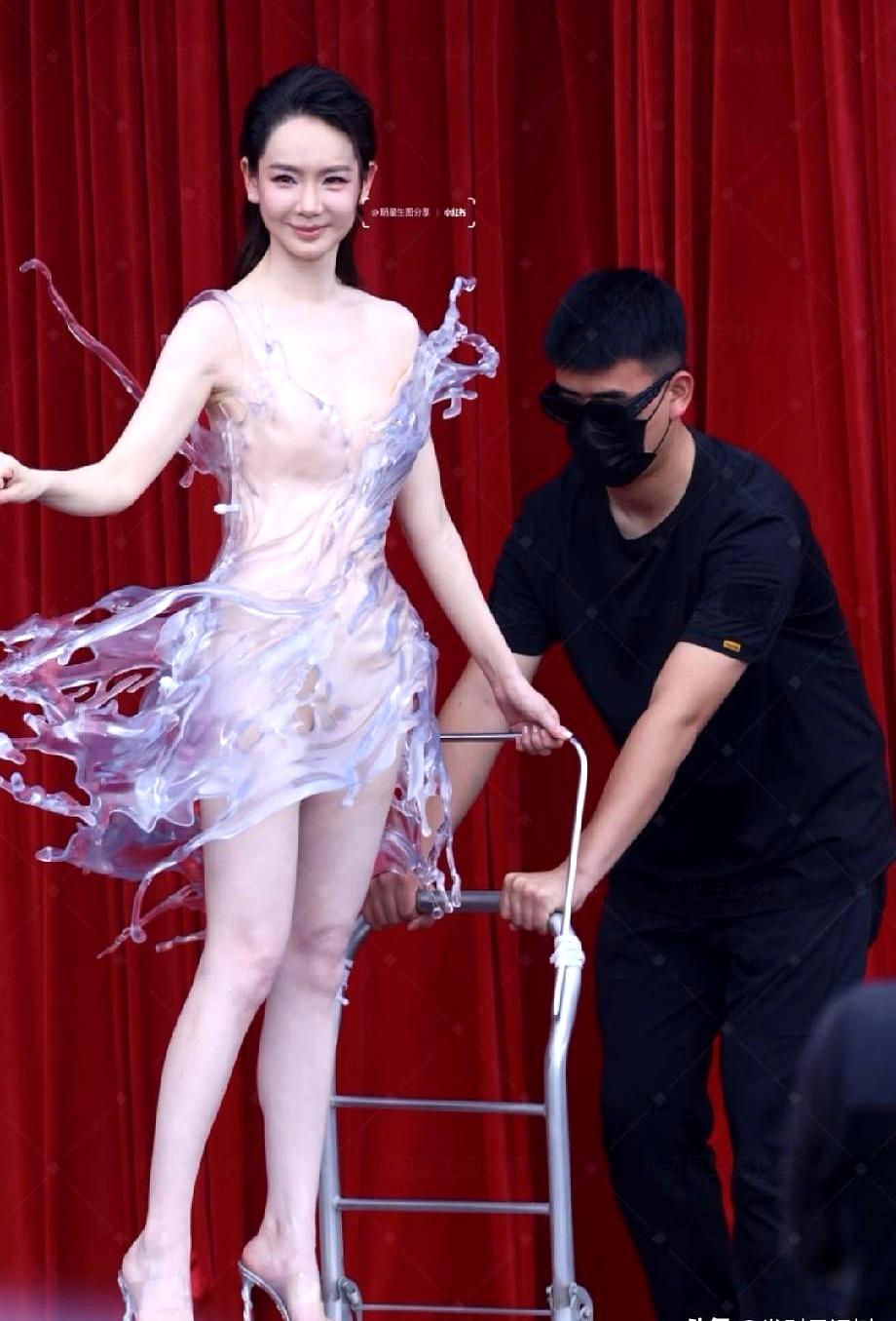 戚薇这身衣服单看确实用了心，料子、剪裁、配色都有说法，本来该是往高级感上走的。