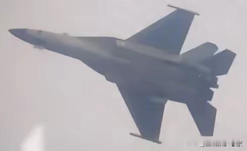 【双尾翼“小黄蜂”出列！洪都舰载高教机亮相，这颜值这气质，谁看了不喊一声：帅！】