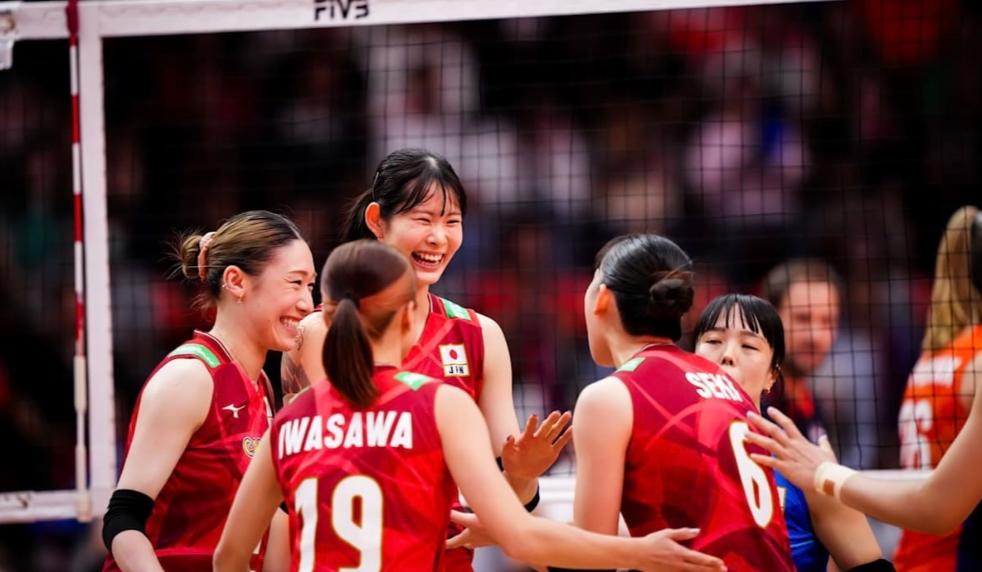 日本女排的天塌下来了在参加天津举行的亚洲女排锦标赛前，日本女排就是抱着拿冠军的