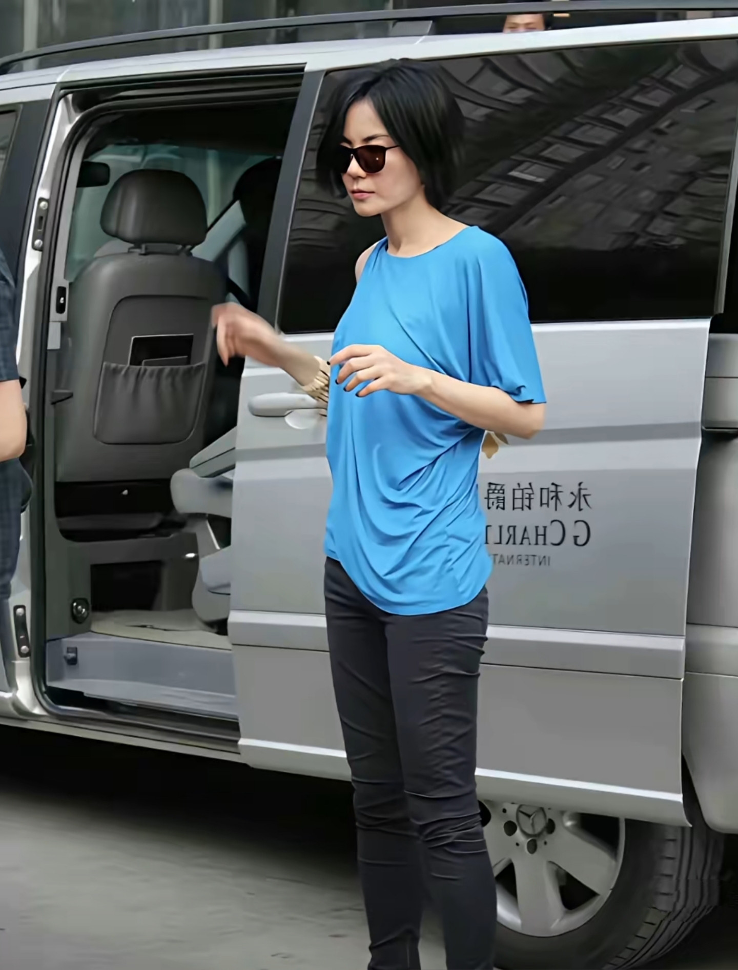 王菲这个衣品我真的服了！越上了年纪她越敢穿的这样紧身，整个人给人感觉很是高挑，头发又随意的梳着，随性