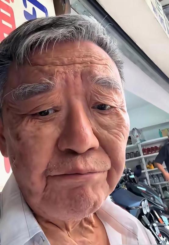 73岁李立群喝多了，直播间直叹气。三个孩子，竟然一个都没结婚。老爷子那天穿件