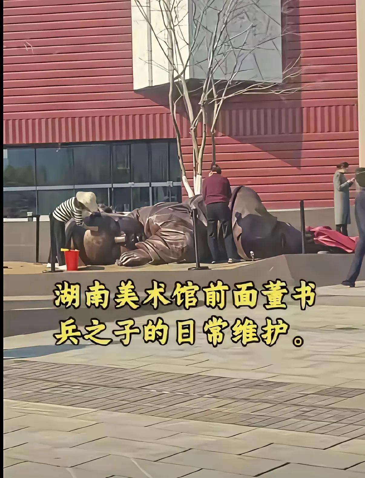 甘肃戈壁上的大地之子雕塑，近来被各种玄学解读尬到头皮发麻，说它面朝黄土是“诅咒”