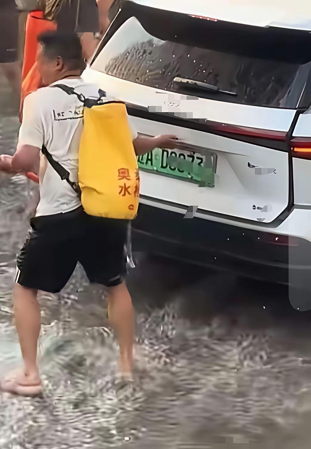 西双版纳扒开车门这事儿，我有一个地方想不明白？这车明明当时是正常的缓慢开着，没有