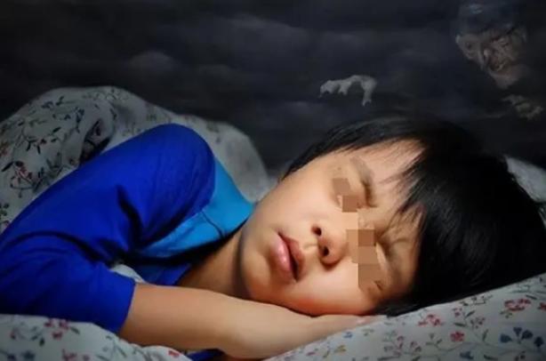 2021年7月，河北男孩郭建（化名）总是梦到自己被人喂下药丸，他把这个梦告诉给父
