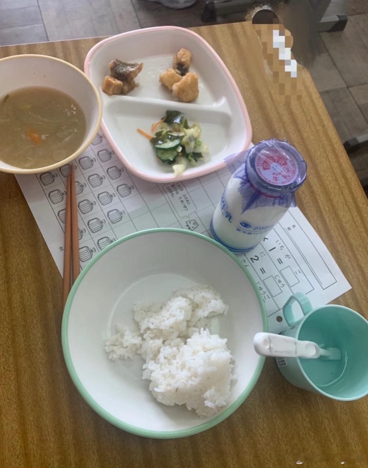 年会聚餐15个人分300克牛筋日本小学生的午餐也就这样了怪不得太纯的普遍身高不高