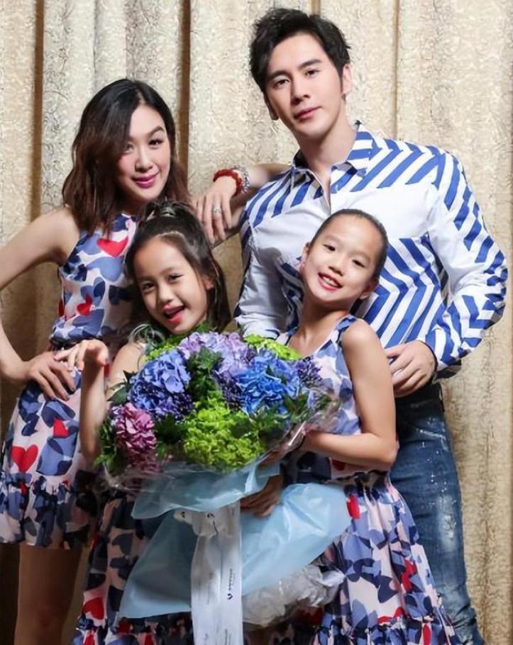 2015年，张伦硕认识钟丽缇时，无房无车，存款只有5万，在北京租房住，钟丽缇虽然