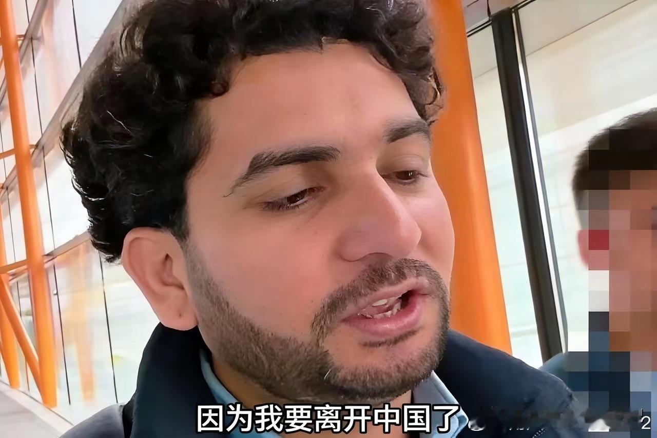 真是脸都不要了!这个劣等恶心无耻龌龊的阿三一边拍视频吐槽中国脏乱差，一边又在哭