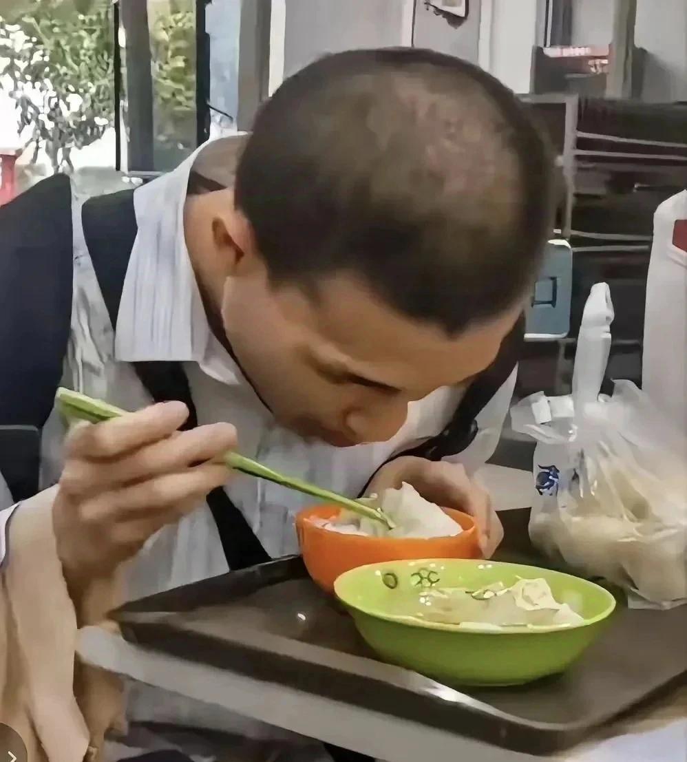 韦东奕堂哥出来说话了他为什么一直吃素菜，竟然是这个原因他吃蔬菜是因为绿色植物