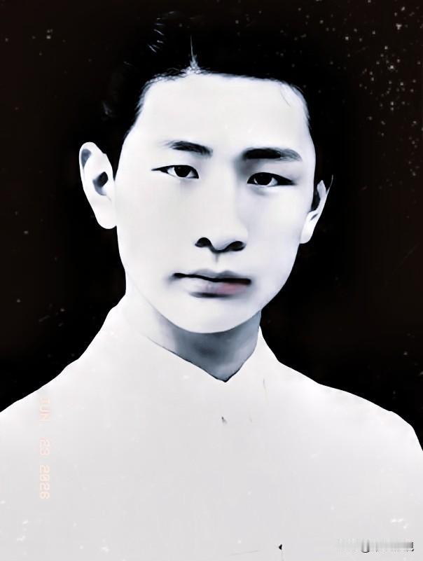 1940年，熟睡中的冯运修，突然感觉不对劲，好像是日军包围他家了。他从枕头下摸出