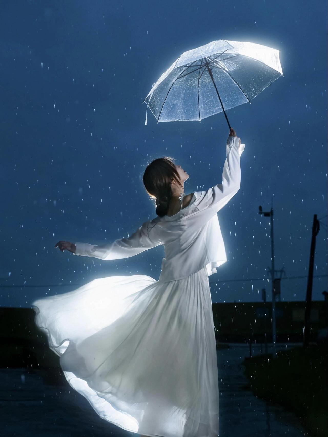 我们每次在心情低落时拿起相机，似乎那雨中独舞的灵魂，不是模特小姐姐，而是我们自己