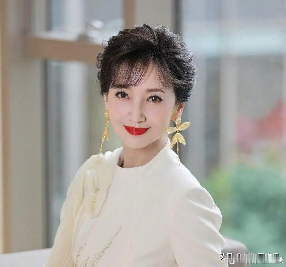 赵雅芝现在最头痛的不是狂热粉丝也不是黄牛而是自己明明都72岁了，怎么还这么