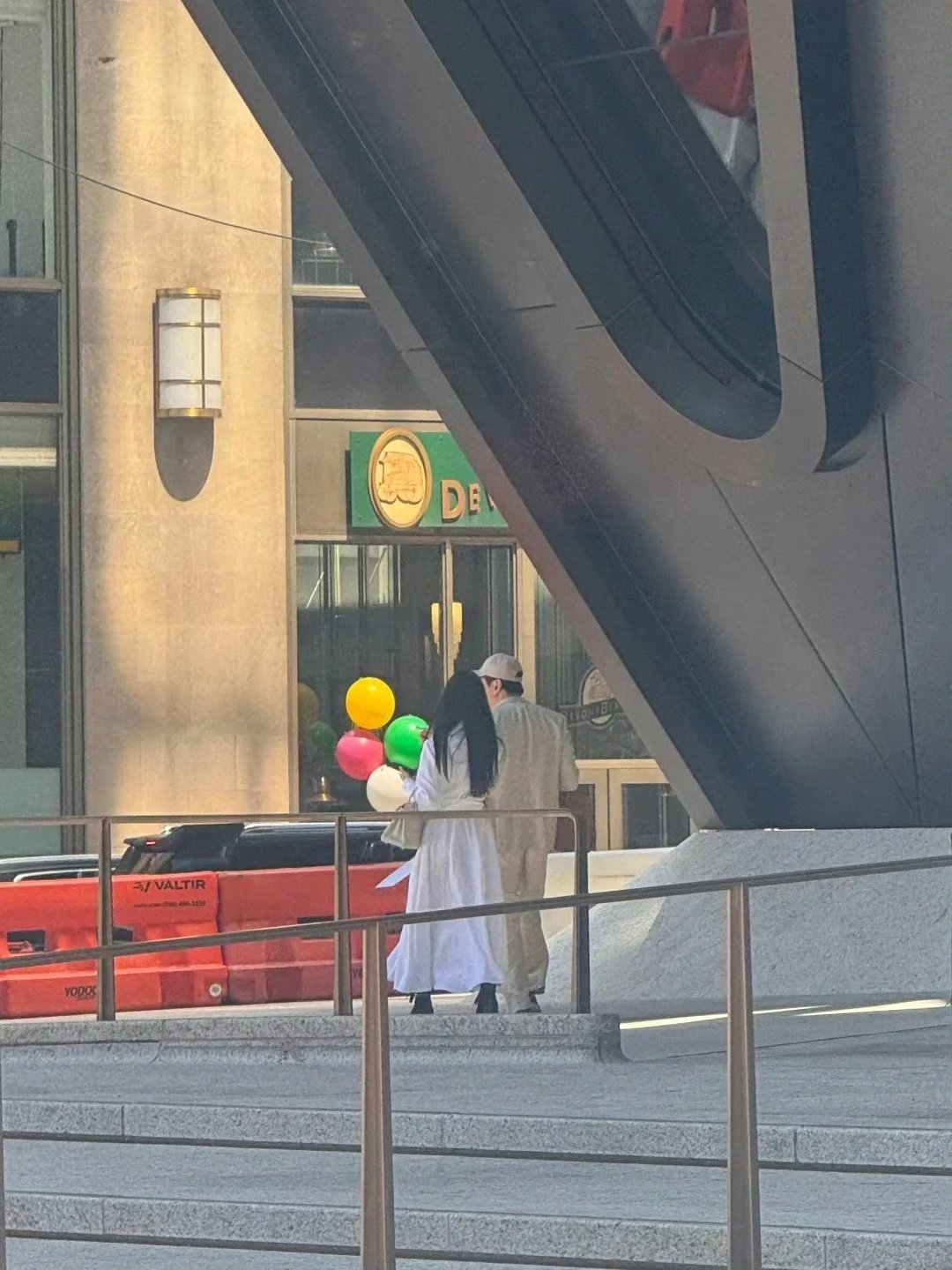 纽约偶遇林俊杰七七逛街很想知道JJ粉丝现在什么心情……是不是男的都喜欢比自己小很