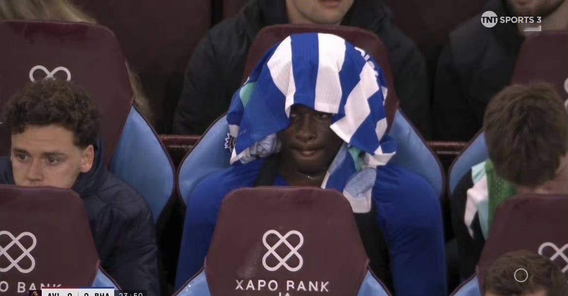 开场22分钟就把他换下，这不是战术，是公开处刑。别被表象骗了。这场羞辱背后，