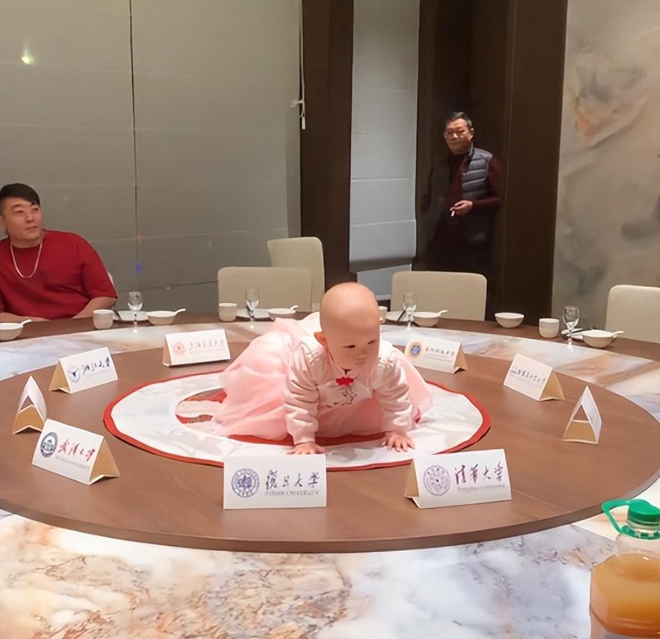 一场廉价的“婴儿抓周仪式”，让人看清：普通家庭，这辈子也就上这一次桌了。