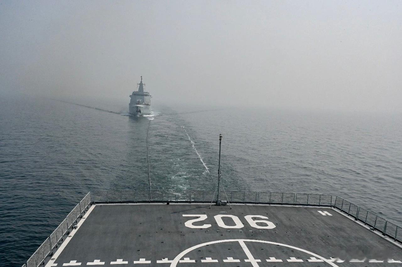 103鞍山舰与902东平湖舰演练航行补给