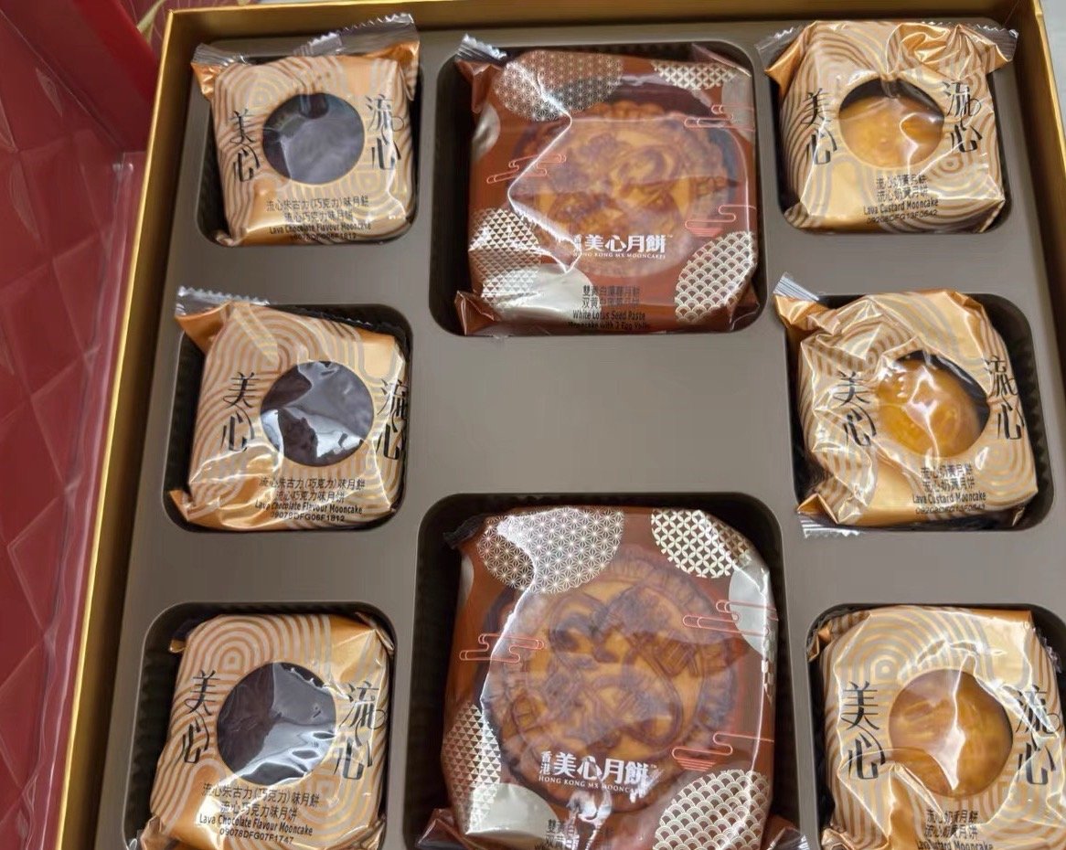 月饼高油高糖高端月饼提前大降价，香港部分美心礼盒低至6折。月饼不再是送礼刚需，