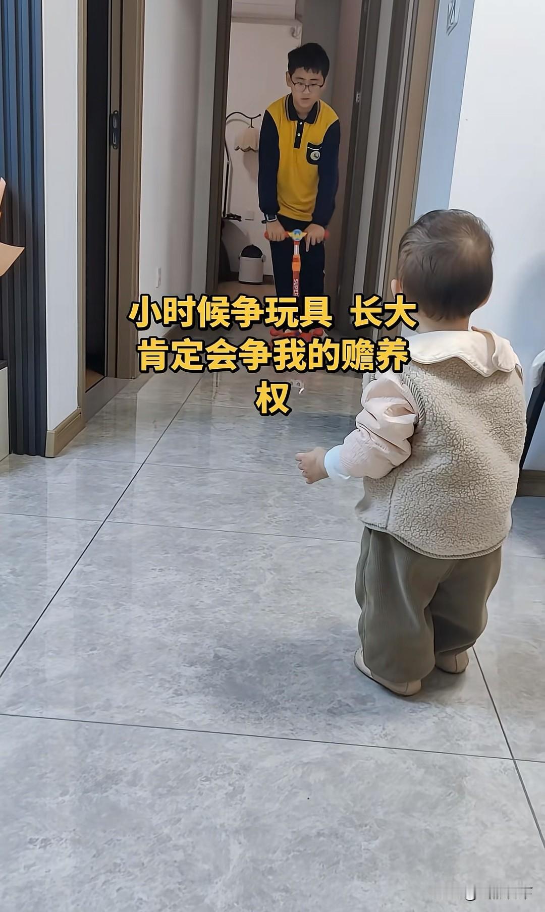 哈哈，要被网友的神评笑死，一博主发视频称：小时候争玩具，长大肯定会争我的赡养权。