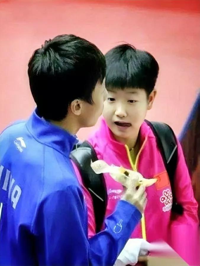 一块月饼，差点把热搜喂饱。林高远掰给孙颖莎，她三口两口吃完，镜头扫过，那眼神像在