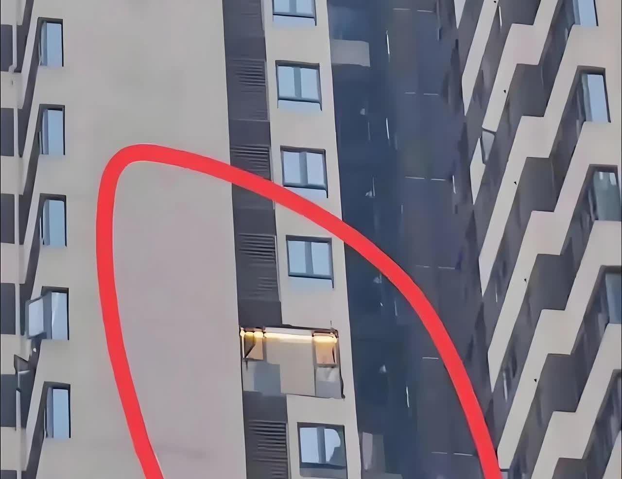 天呐！他究竟是怎么做到的呀？物业难道都不管吗？有一男子所在的小区里，有一户业