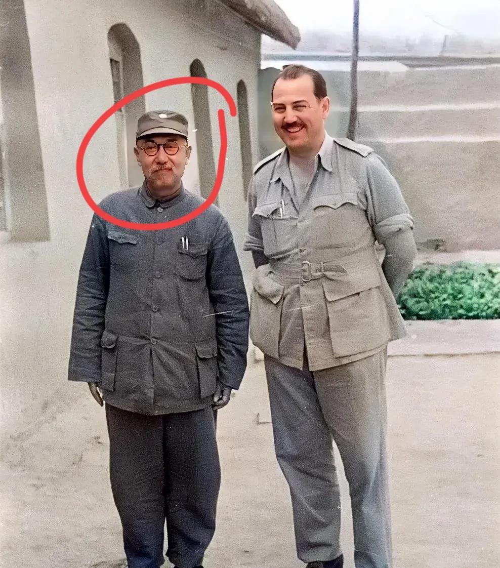 1944年山西临汾，照片中个子矮的人是谁？这张泛黄的老照片，定格了194