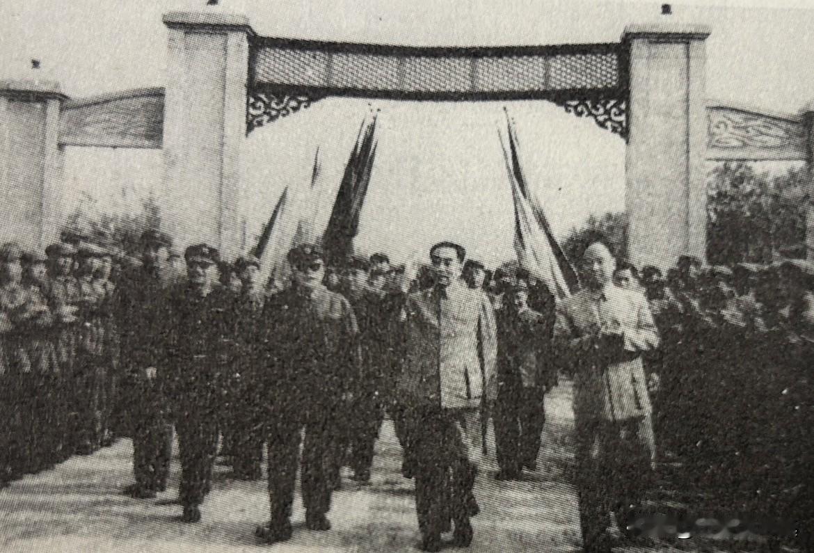 1964年5月下旬，罗瑞卿陪同陈毅、周恩来、彭真在天津杨村观看北京军区尖子分队军