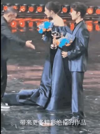 要不是肖战拉着，不知道大佬要把杨幂的裙子踢到什么时候。大佬给杨幂和肖战颁奖，可