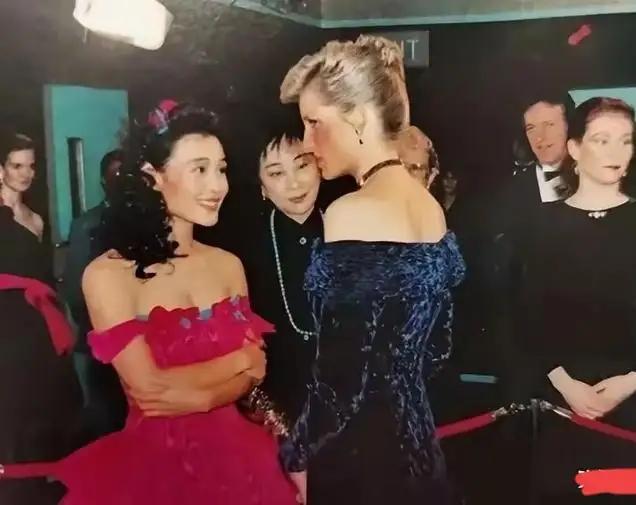 有一些事，是有传承的，1986年，美籍华裔女星陈冲拜见英国戴安娜王妃，200