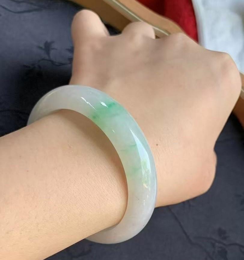 我姐从云南旅游回来，兴冲冲地向我展示她的战绩，一个绿色飘花的翡翠镯子，花了366