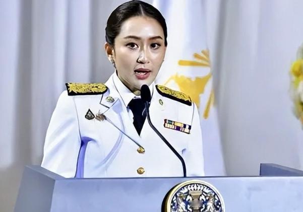 泰国人这半年快被政坛整得精神分裂了,刚记住美女总理佩通坦的脸,她就突然被赶下台,