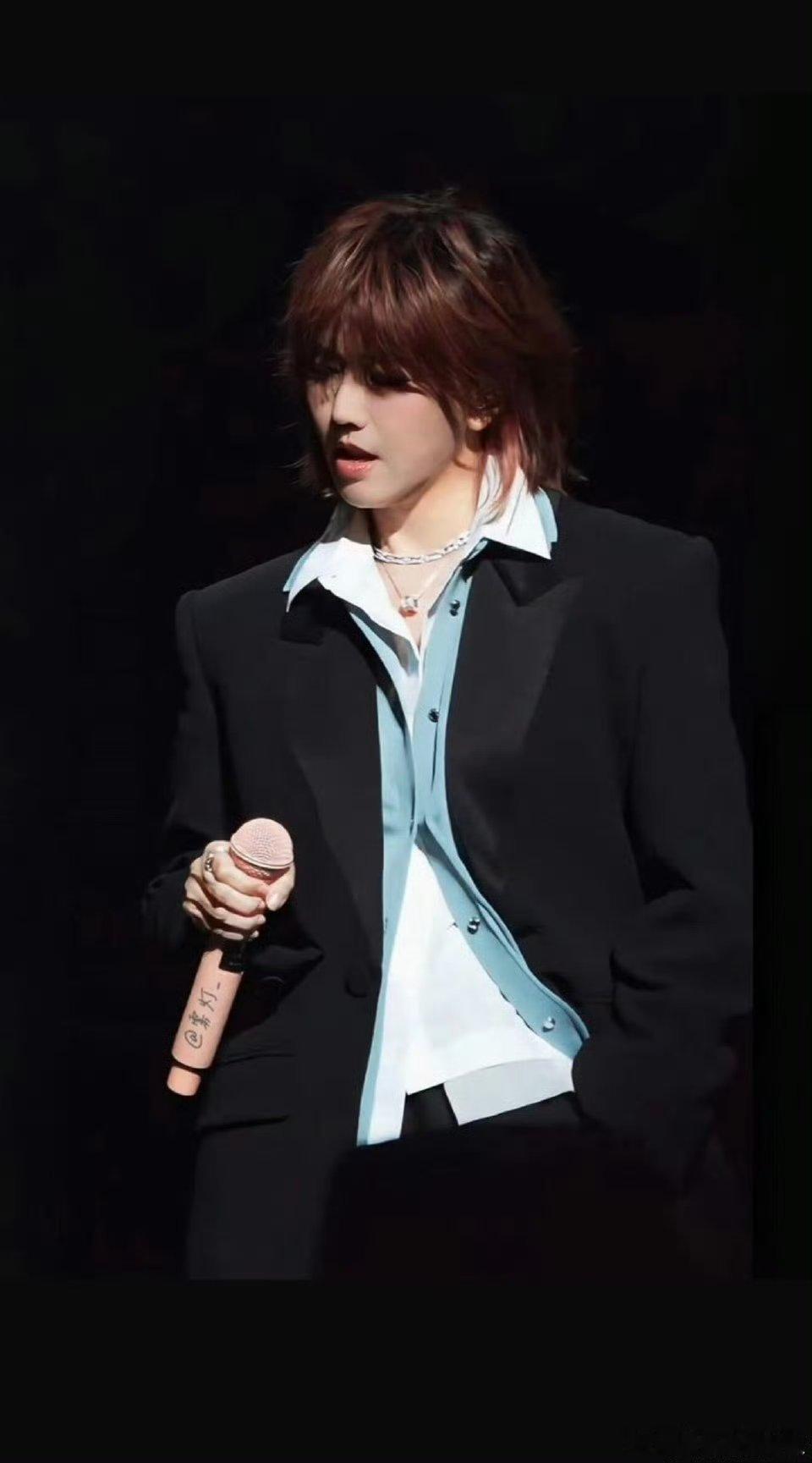 灵魂画手孙燕姿孙燕姿马年画小马谁能拒绝孙燕姿的小马！马年手绘草稿颜值在线，认真